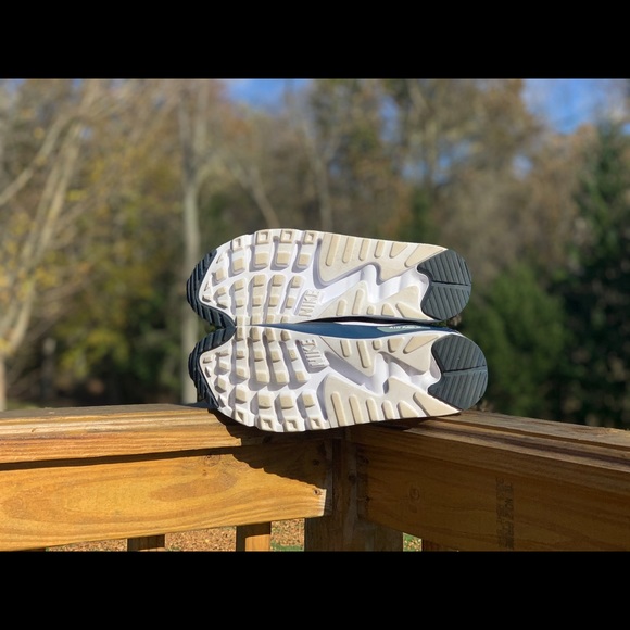 Nike Air Max 90s - Picture 3 of 9